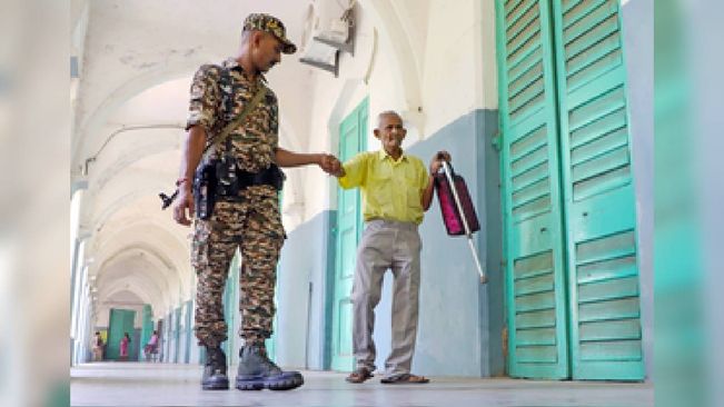 4th Phase Of Polling Concludes In Bengal Amid Reports Of Violence; 75.66 Pc Turnout Till 5 PM