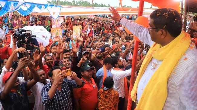 Pradhan Holds Roadshow At Baripada; Large Crowd Witnessed Despite Rain
