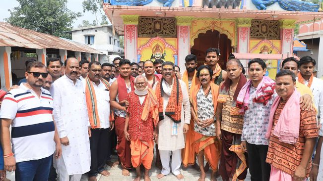 Union Minister Pradhan Visits Temples, Interacts With People