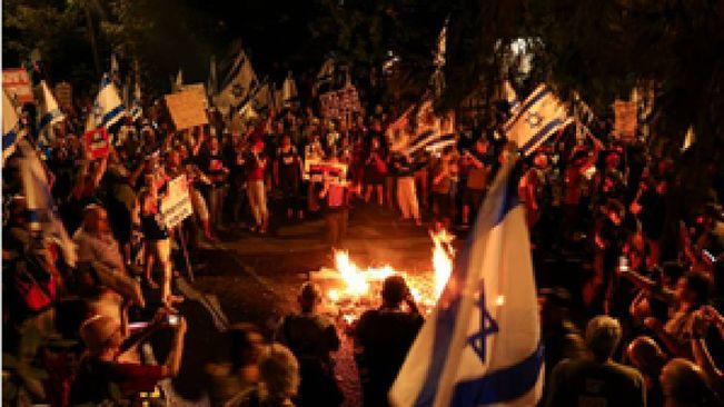 Thousands Of Israelis Turn Out In Renewed Rally Against Govt