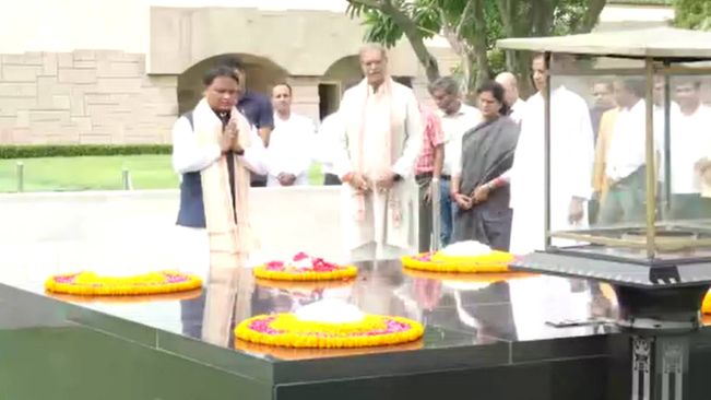CM Majhi, His Deputies Pay Tributes To Mahatma Gandhi, Vajpayee at Raj Ghat