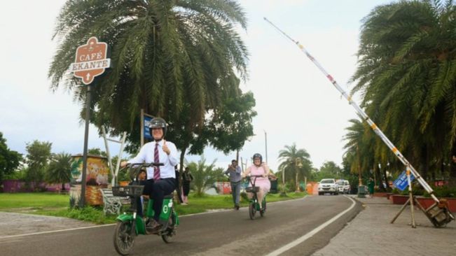 US Ambassador Enjoys E-Scooter Ride In Kolkata