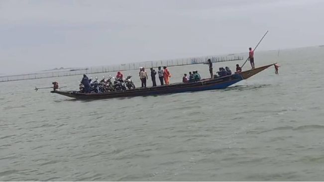 Boat Carrying 17 Passengers Gets Stuck In Chilika Lake