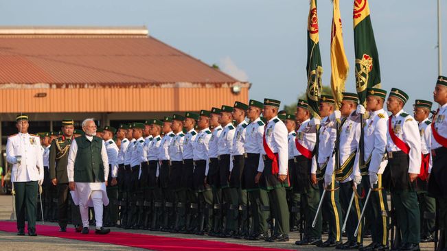 PM Modi Arrives In Brunei, Receives Grand Welcome By Crown Prince