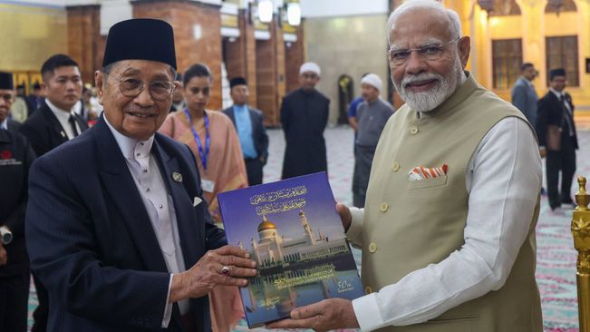 PM Modi Visits Brunei's Omar Ali Saifuddien Mosque