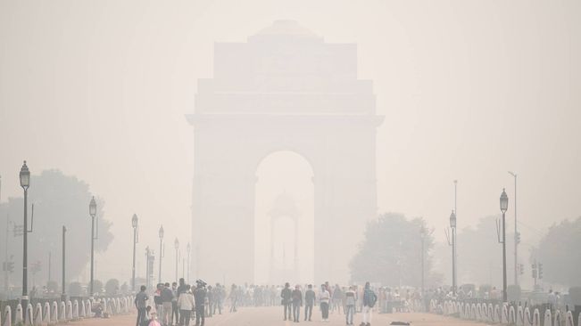 AQI In Delhi Drops To 226; Residents Face Breathing Issues