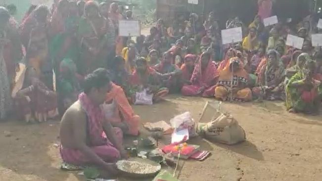 Women Perform ‘Bhagabata Puja’ To End Liquor Sale In Keonjhar