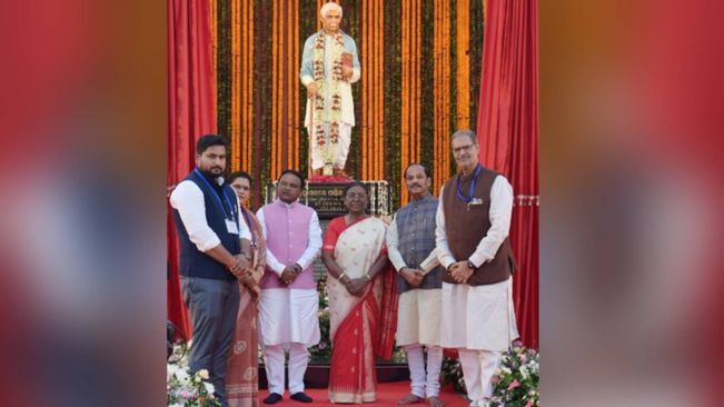 President Unveils Pandit Raghunath Murmu’s Statue In Bhubaneswar