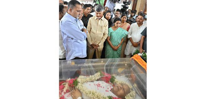 Last rites of Ramoji Rao held in Hyderabad, TDP chief Chandrababu Naidu attends funeral