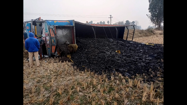 A 16-wheeler coal truck overturned in Angul