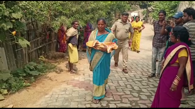 ଶିଶୁପୁତ୍ର ବିକ୍ରି ପାଇଁ ଯୋଜନା କରୁଥିବା ସମୟରେ ମାଡ଼ି ବସିଲା  ଚାଇଲ୍ଡ ଲାଇନ