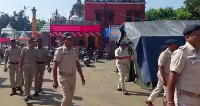 Devotees not allowed to touch Radha Pada in Puri Sakhigopal