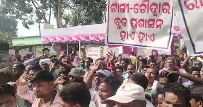 Locals Gherao Block In Athagarh Demanding Action Against Engineer