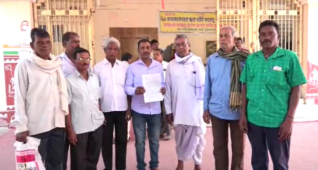 Villagers protest at Collector Office in Kendrapara over homeless family issues