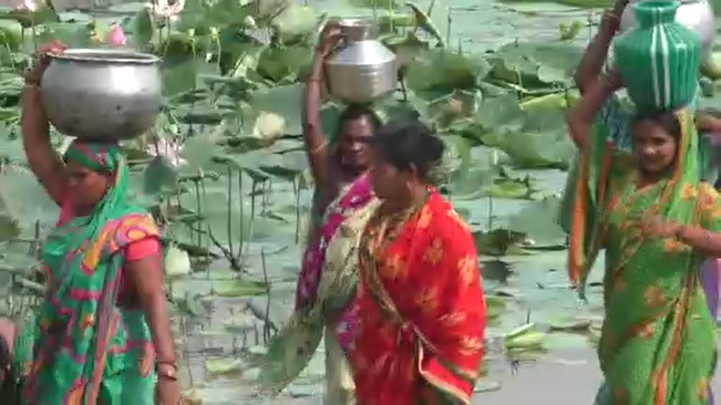 2 villagers are suffering from lack of water. The dirty water of the pond quenches thirst
