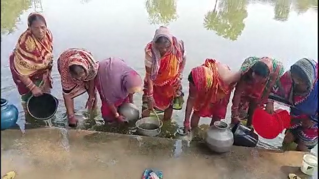 In Nayagarh Ranpur Block Kulasar village, there is a struggle for water at night