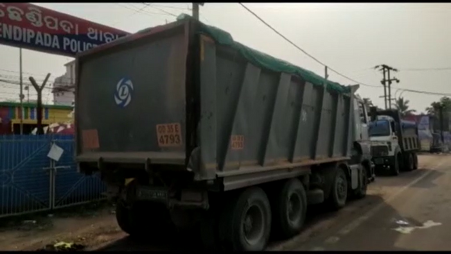 Two trucks loaded with illegal sand were seized