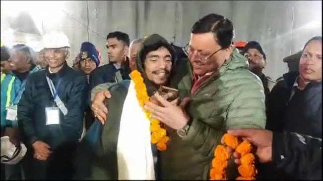 the joy of liberation; Uttarakhand Chief Minister hugs the rescue workers