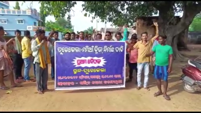 There is no bridge to the village, The villagers are walking around for 20 km for daily work in Bolangir