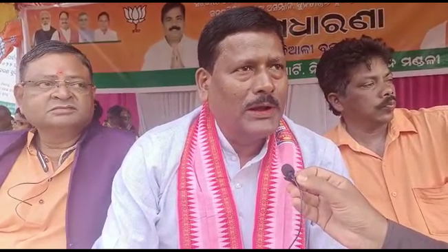 State BJP leaders' views in front of the block office