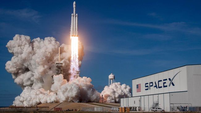 Musk’s SpaceX Wins $733 Million Launch Contract From US Space Force