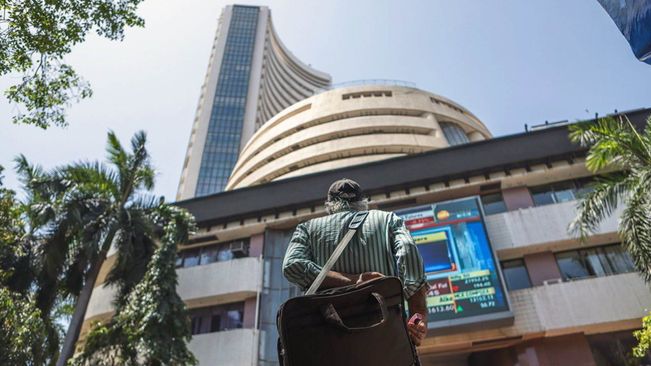 Sensex And Nifty Down 1 Pc In Early Trade Amid Heavy Selling