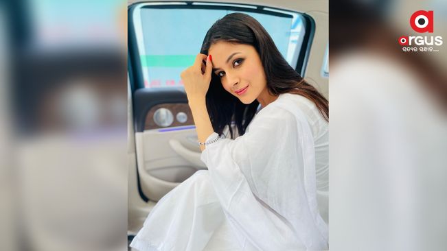 Shehnaaz Gill looks 'serene' in all-white outfit