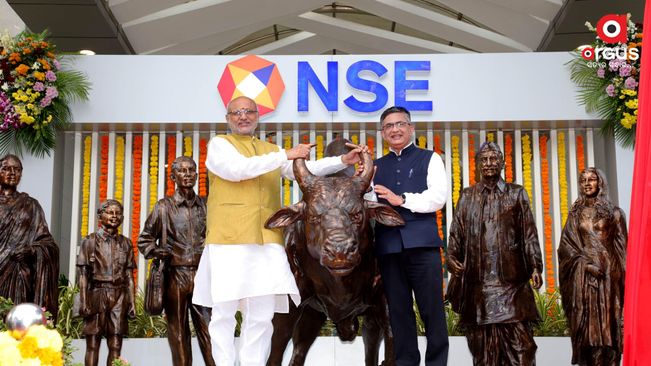 Hon’ble Governor of Maharashtra Shri C P Radhakrishnan inaugurates the iconic statue of NSE Bull and launches a Coffee Table Book at NSE Headquarters