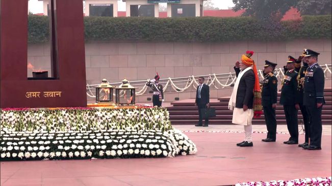 PM Modi pays tribute to fallen soldiers at National War Memorial on Republic Day