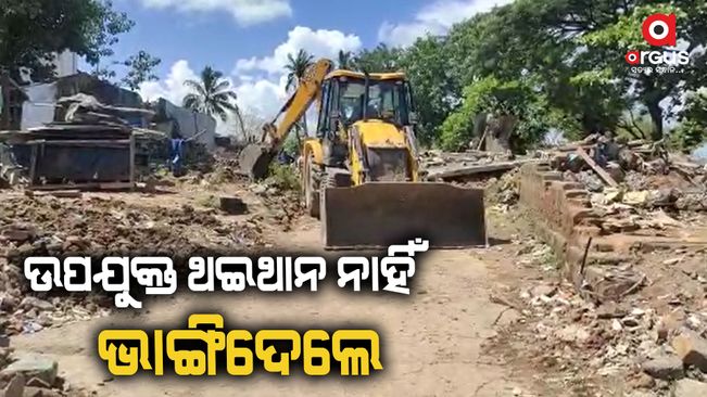 Rendered homeless by eviction, over 100 families spend night under open sky in Berhampur