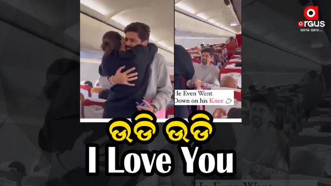 Young man proposed to his girlfriend on the plane