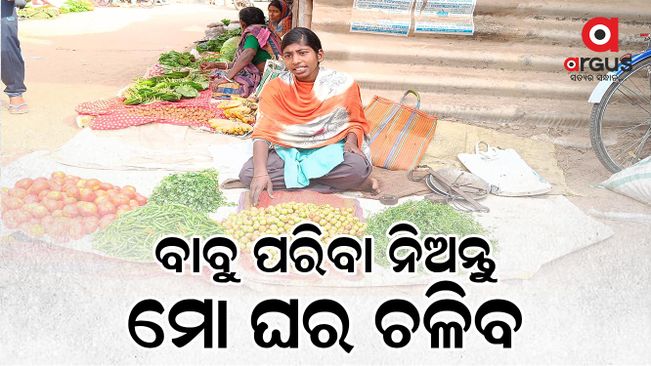 Viral Post: At the age of studying, She sits in the market and sells food