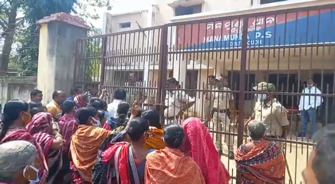 around-hundreads-of-women-gherau-police-station-in-boudh
