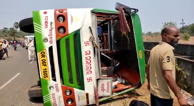 Four critical, 30 hurt as speeding bus overturns in Dhenkanal | Argus News