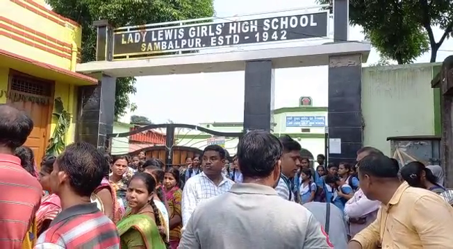 Students, parents lock school over teacher crunch in Sambalpur