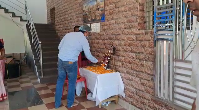 The doctor son celebrated his father's death anniversary in a unique way