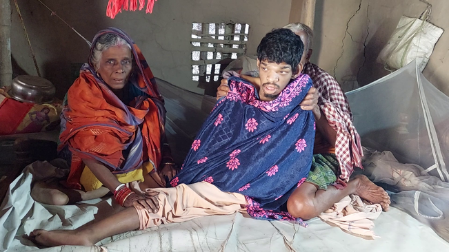 A family of 2 disabled people lives under Jaripal