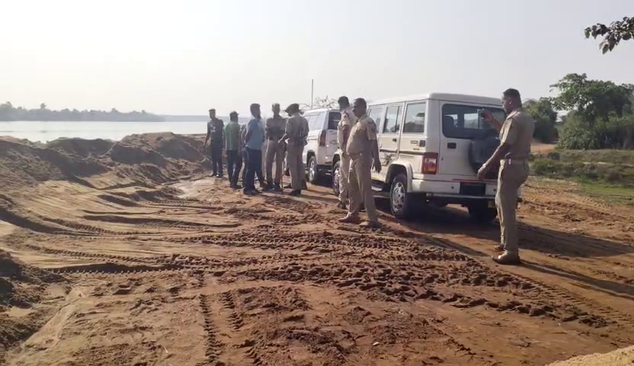 sand mafia and mining officials face off