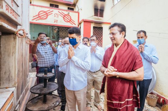 5-T secretary VK Pandian at c Cuttack Chandi temple | Argus News