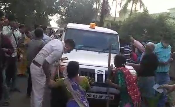Locals attack CBI team during raid in Odisha