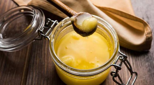 apply desi ghee on the skin in winter you will get many benefits